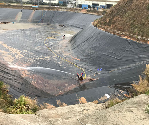 东兴废水池清理
