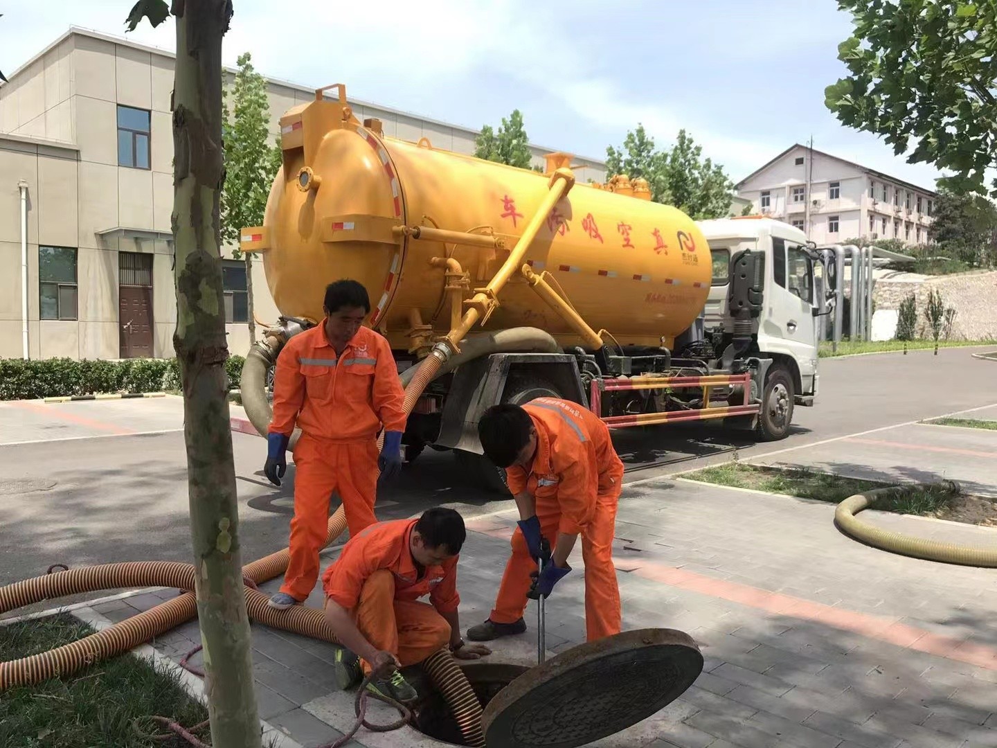 东兴管道疏通车停在窨井附近