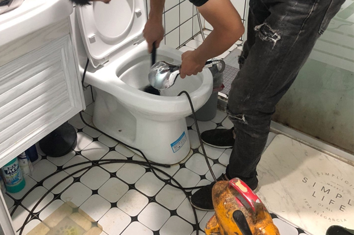 东兴马桶堵塞自己疏通还是找师傅？专业上门服务让你省时更省心