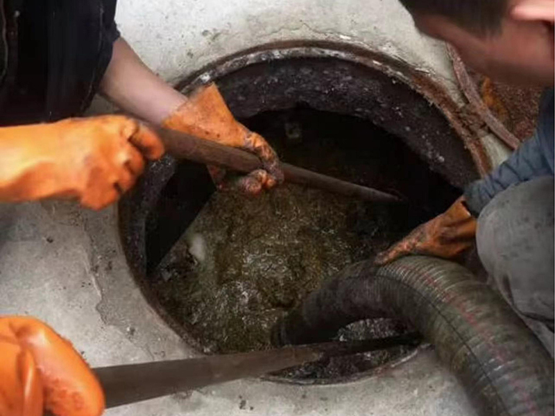 东兴清理化粪池时如何避免沼气的危害？